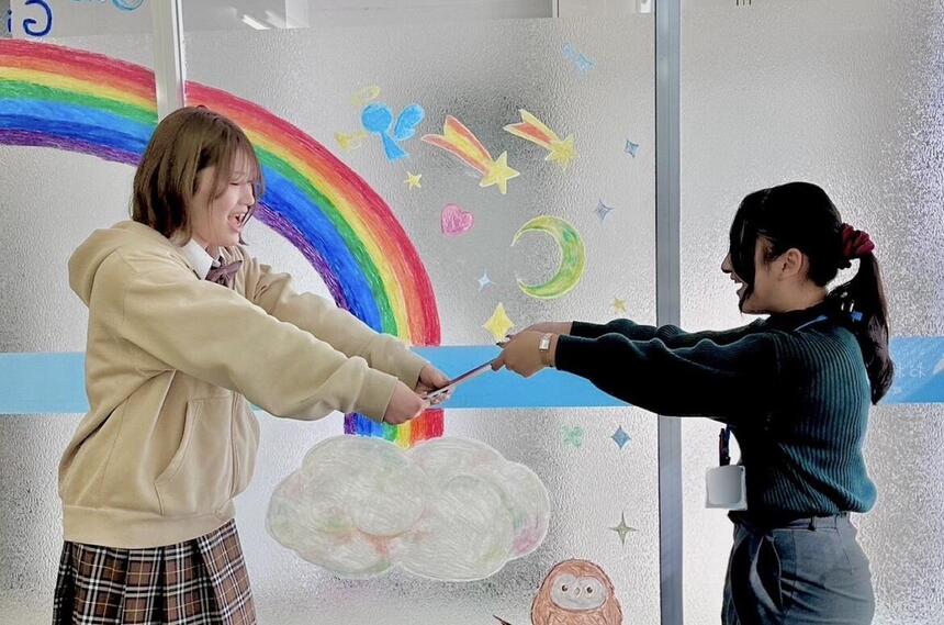 色彩検定に合格し賞状を受け取る生徒