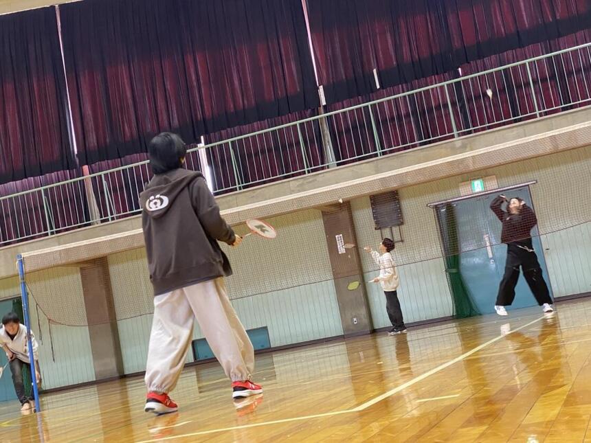 バドミントンをしている様子