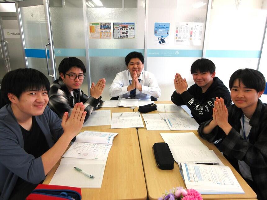 昼休みに新入生がお決まりのポーズ（ナマステ）をしている様子