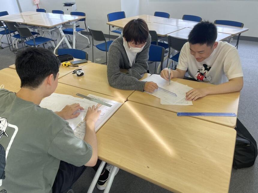 住環境デザインコースで生徒が、授業で出された課題をこなしている様子になります。