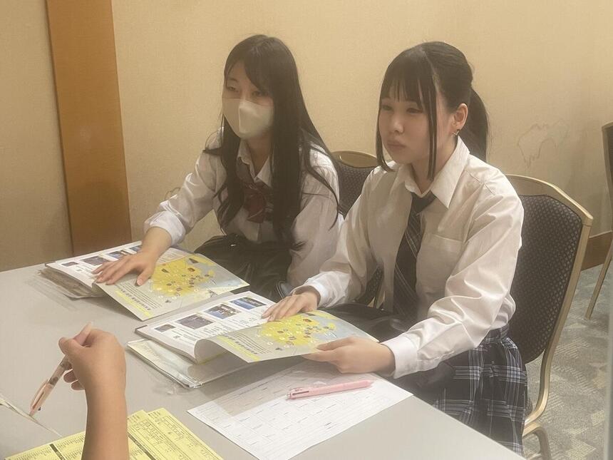 進路ガイダンスで生徒が説明を聞いている様子