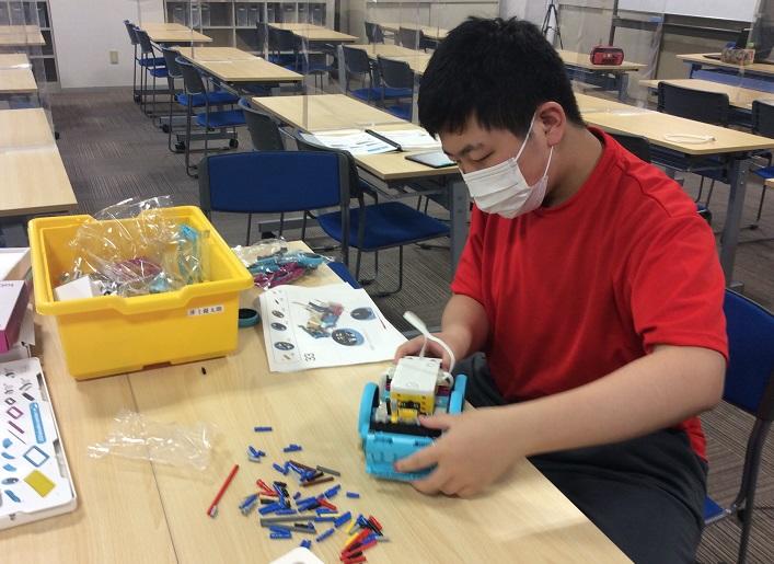 ロボットを組み立てる生徒