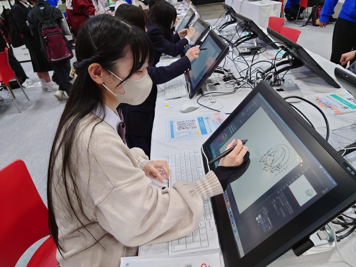 プロのイラストレーターが使用している機材を実際に使ってイラストを描く体験をしている場面