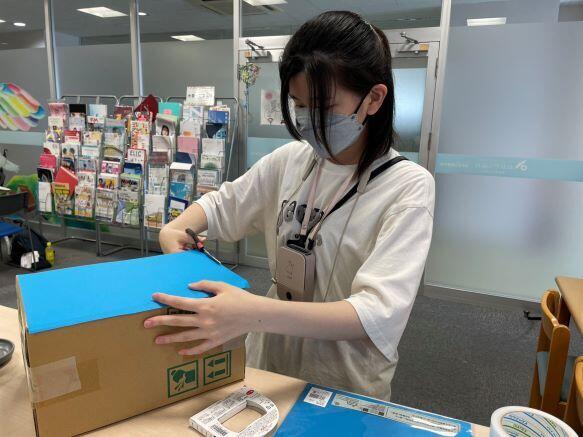 募金ボックスは生徒の手作りで、段ボールに画用紙を貼り付けて一生懸命作成してくれました