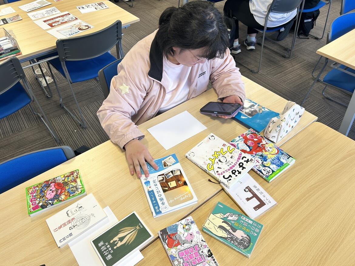 ポップを作成している生徒