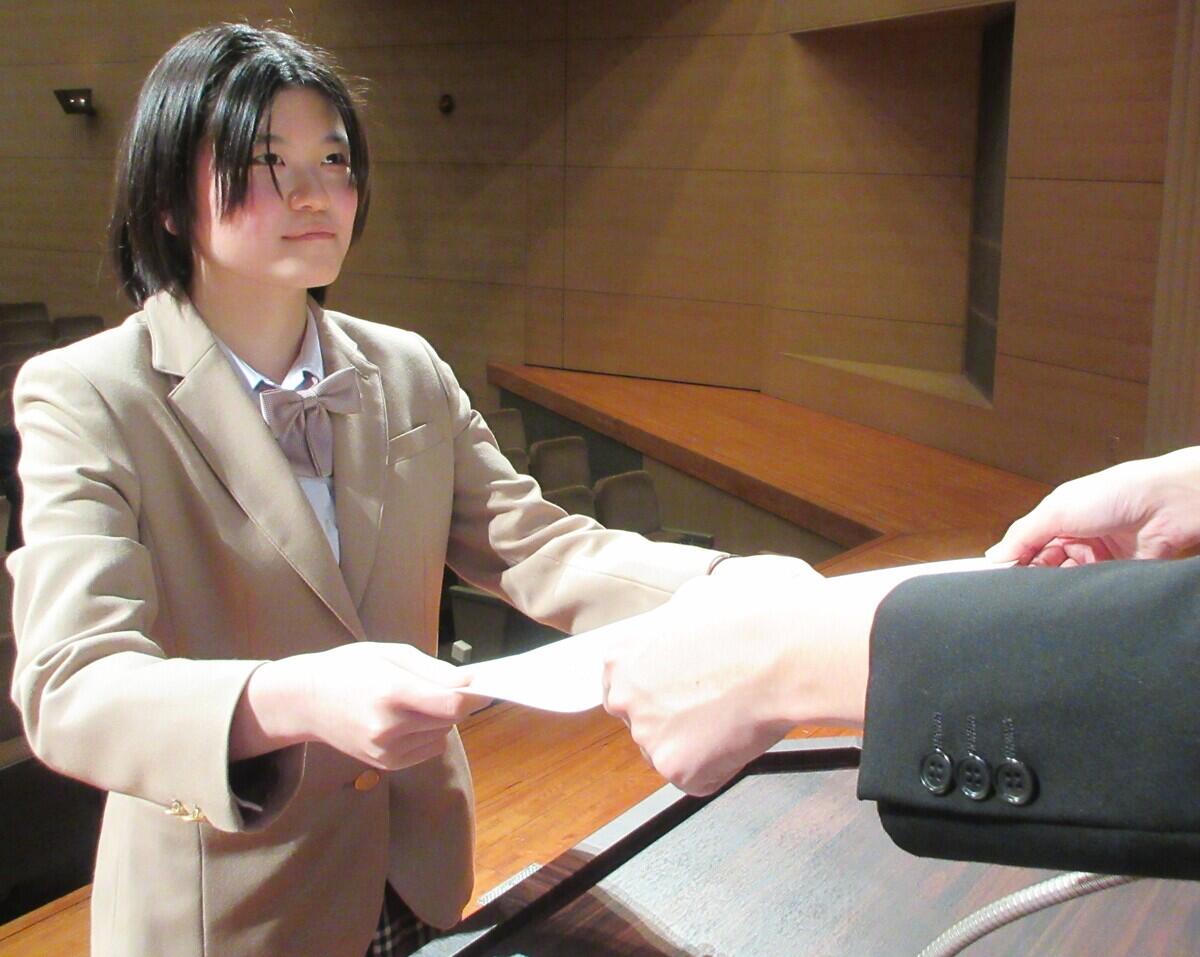 少し緊張しながらもまっすぐなまなざしで壇上へ上がった生徒