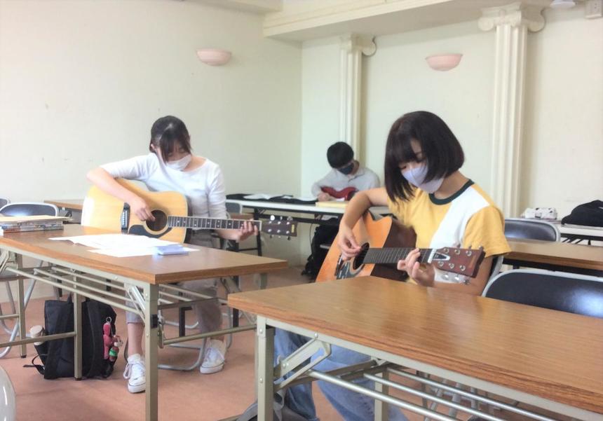 仲良し二人組でギターの演奏をしています。