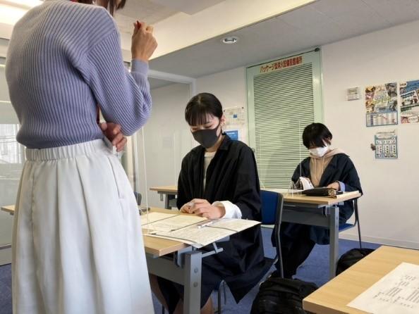 検定の勉強をする生徒