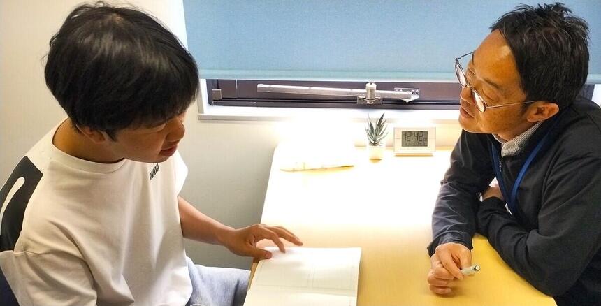 1年次生が入学してから書いたみらいノート®を見て生徒の思いを深掘りする様子