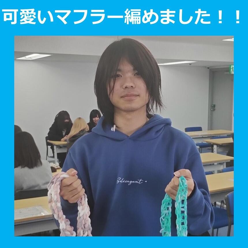 生徒が羊毛フェルトを持っている様子