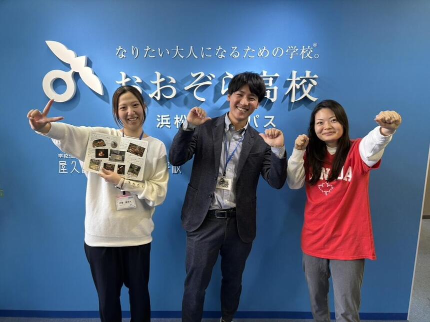 3人のコーチが入り口で自分の個性をそれぞれ表現している写真。