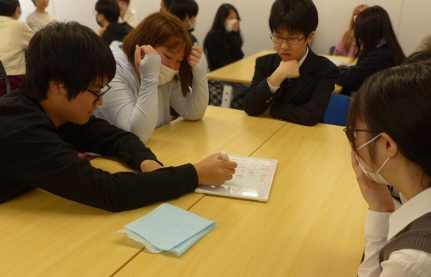グループワークで４人で相談している様子