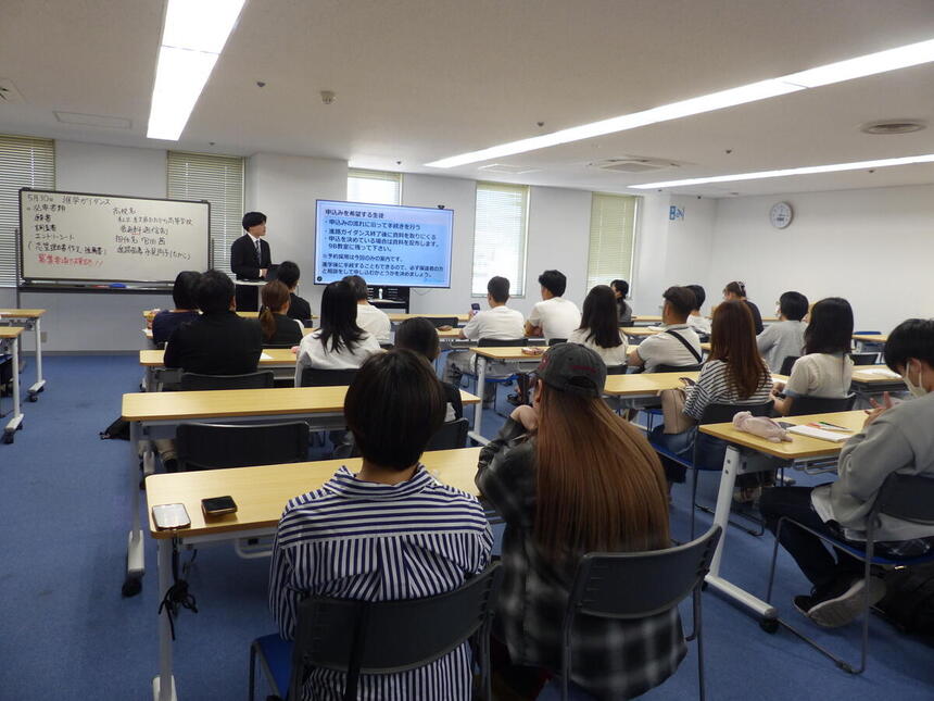 コーチが3年次生の生徒・保護者様を対象にした進学ガイダンスで説明をしている様子。