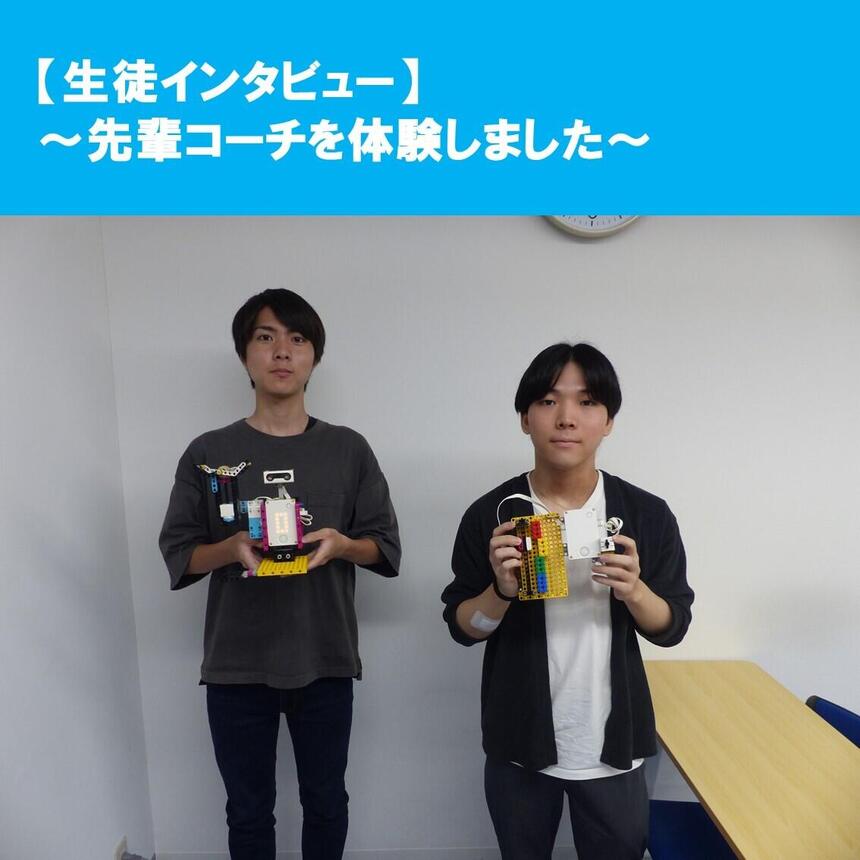 生徒が作品を見せている様子