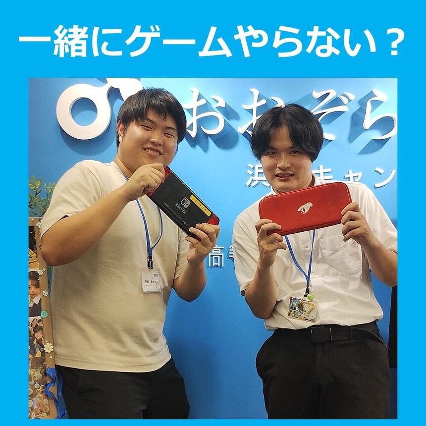 eスポーツの後に浜松キャンパスでeスポーツ担当のコーチが任天堂スイッチを持っている様子
