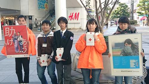 日本赤十字社の協力のもと募金活動を行いました。