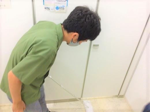 トイレの床を拭いてくれる生徒の様子