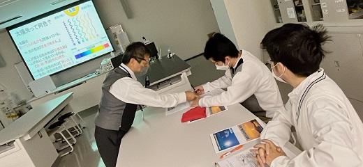 大学の講師の講義を受けている様子