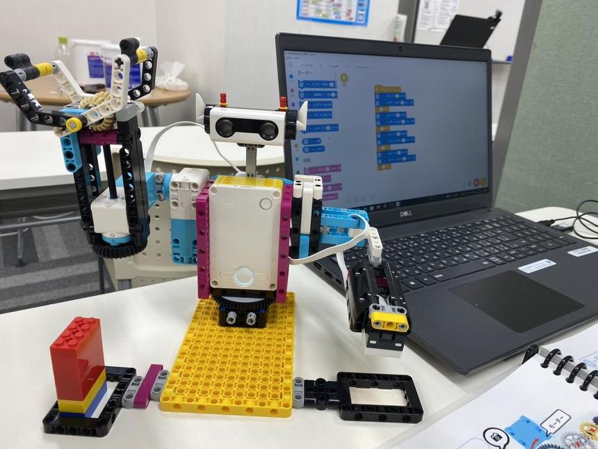 生徒制作のロボットとプログラミング用のパソコン
