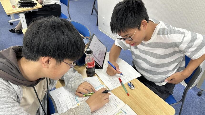 勉強中の進学コースの生徒
