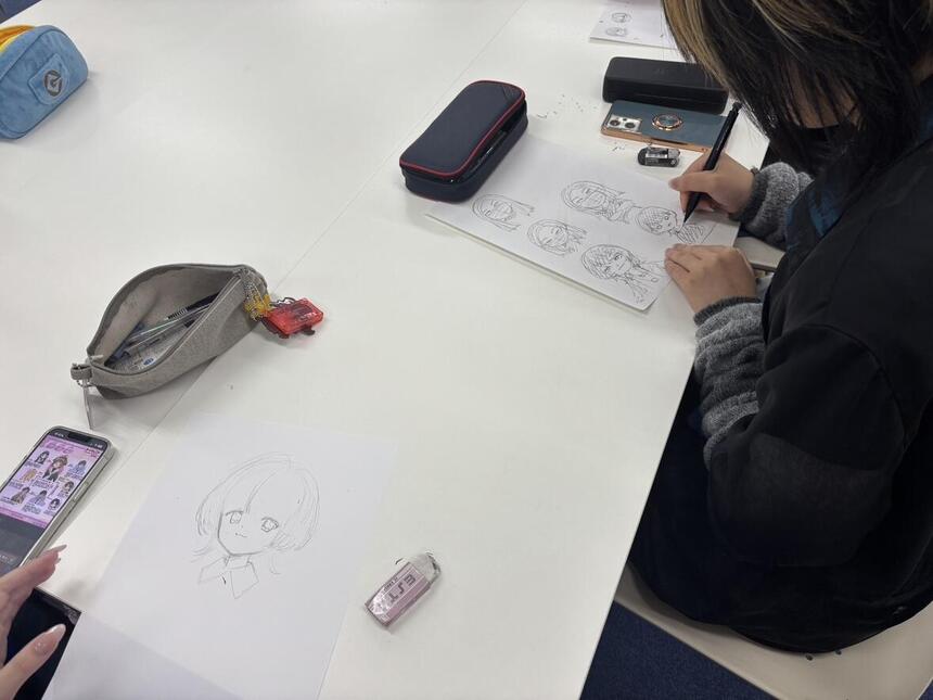 コーチの似顔絵を描いている様子