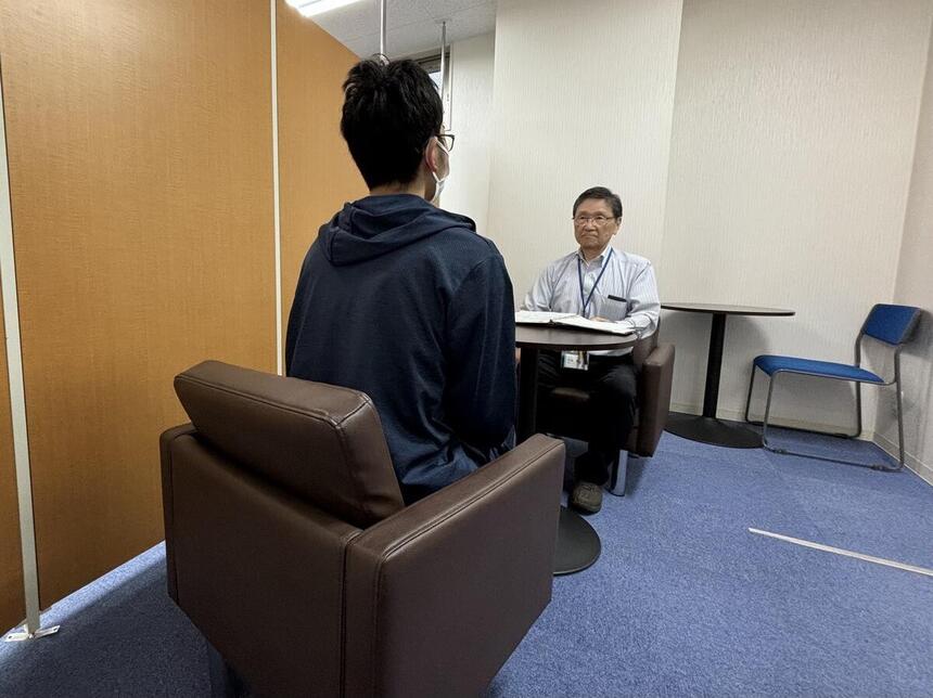 姫路キャンパスの生徒がコーチと面接練習をしている写真