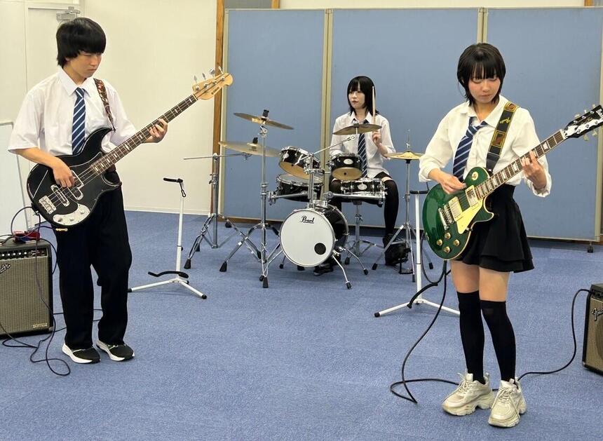 生徒が演奏している様子