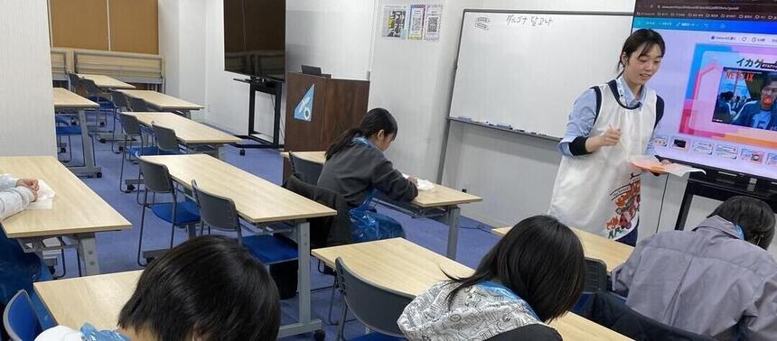 ゲームをする生徒