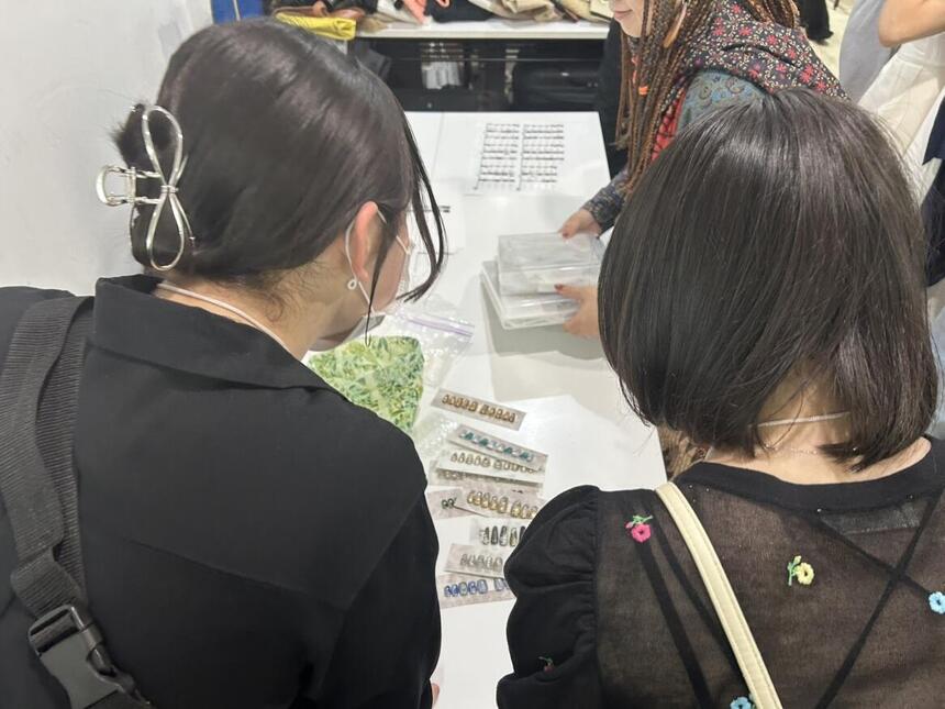 三宮センター街で生徒がファッションショーの説明を受ける様子