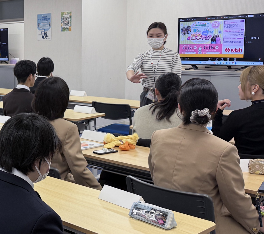 4月に新1年生が教室で初授業を受けている様子