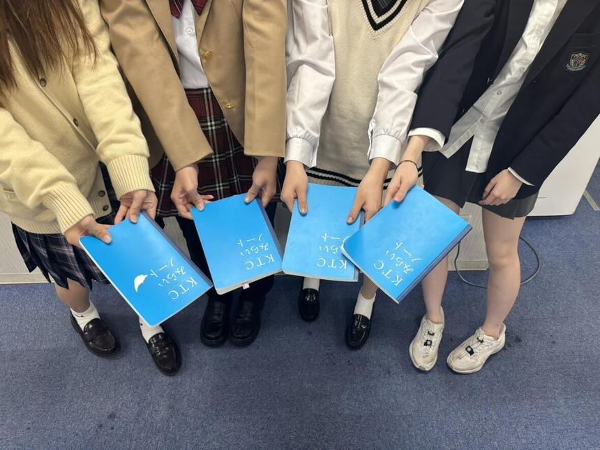 教室でインタビューに応じた生徒とそれぞれのみらいノートの写真