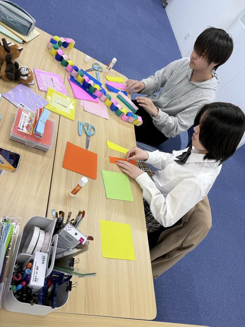 教室でプッシュポップを制作している生徒の様子