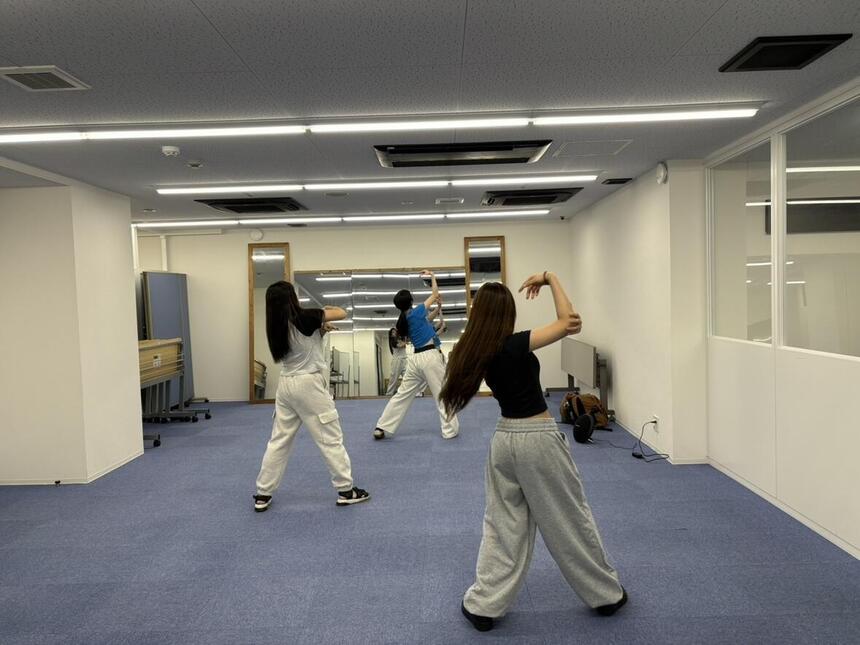 みらいの架け橋レッスン「ダンス」に参加する姫路キャンパスの女子生徒2名が音に乗り踊っている様子