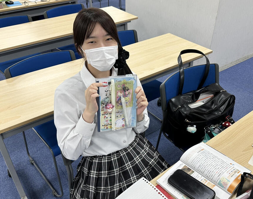 教室で学習をしている進学コースの女子生徒