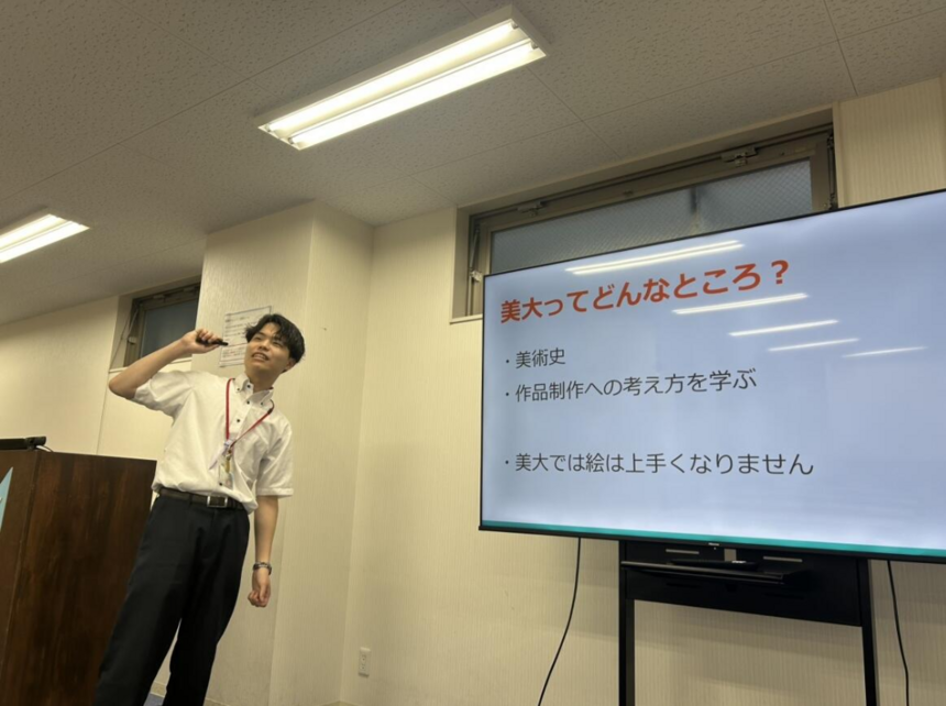 姫路キャンパスのコーチが進路をテーマに自身の進路選択や学生生活について授業している様子