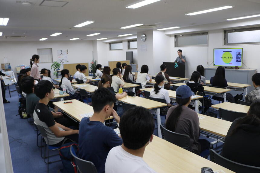 夏休み中にレイアウトを一新したA教室で始業式に参加する生徒とコーチの様子