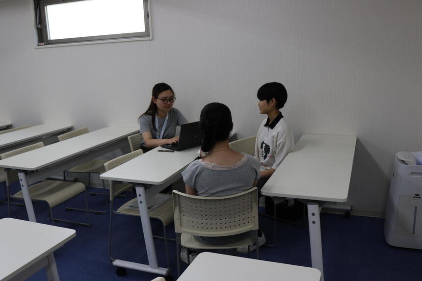 姫路キャンパスの女子生徒二人にコーチが「転入学」についてインタビューをしている様子