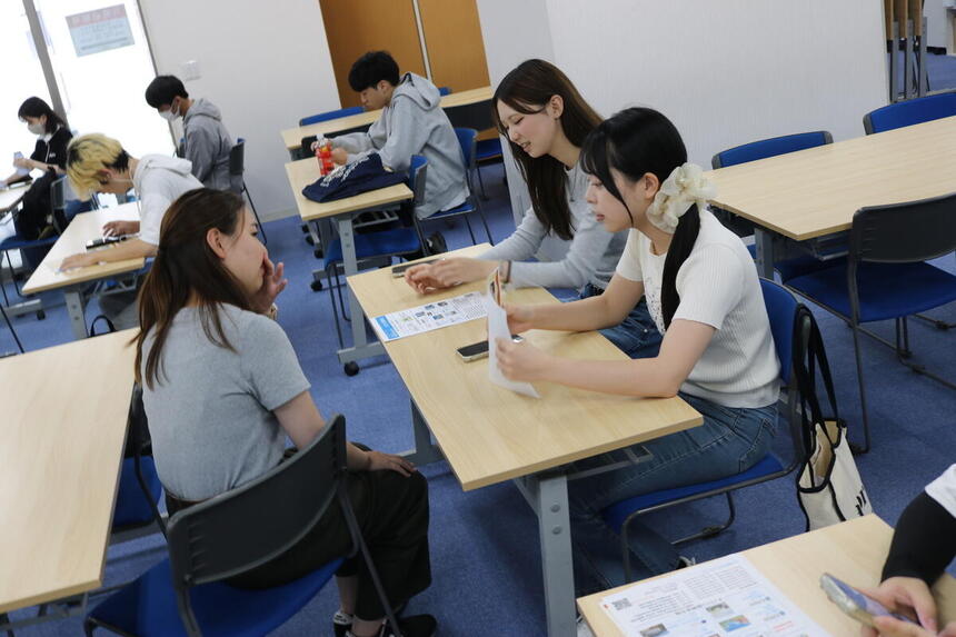 生徒とコーチが始業式前に話している写真