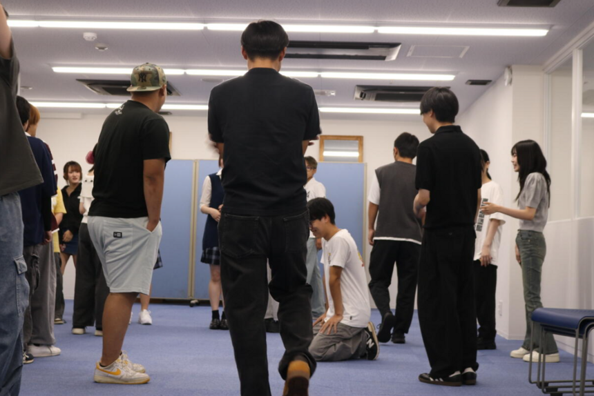 新しいみらいの架け橋レッスン®「Play room」に参加した生徒がウィンクキラーで盛り上がる様子