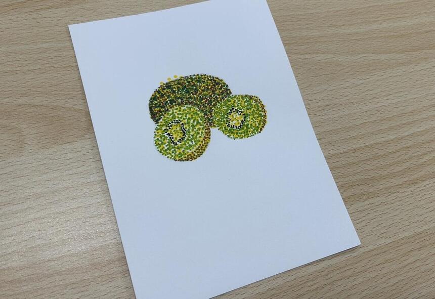 体験会でＹ君が描いたキウイの点描　