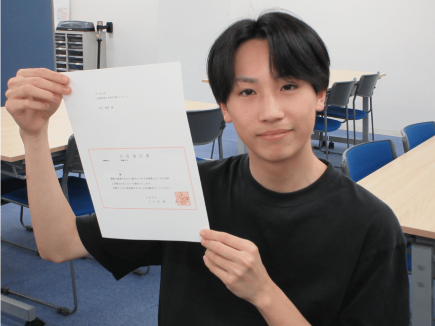 インタビューに協力してくれた、進路が決定した姫路キャンパスの男子生徒とその合格証明書