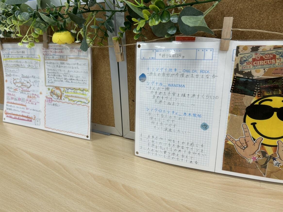 生徒が思いを込めて描いたみらいノートをおしゃれに展示しています