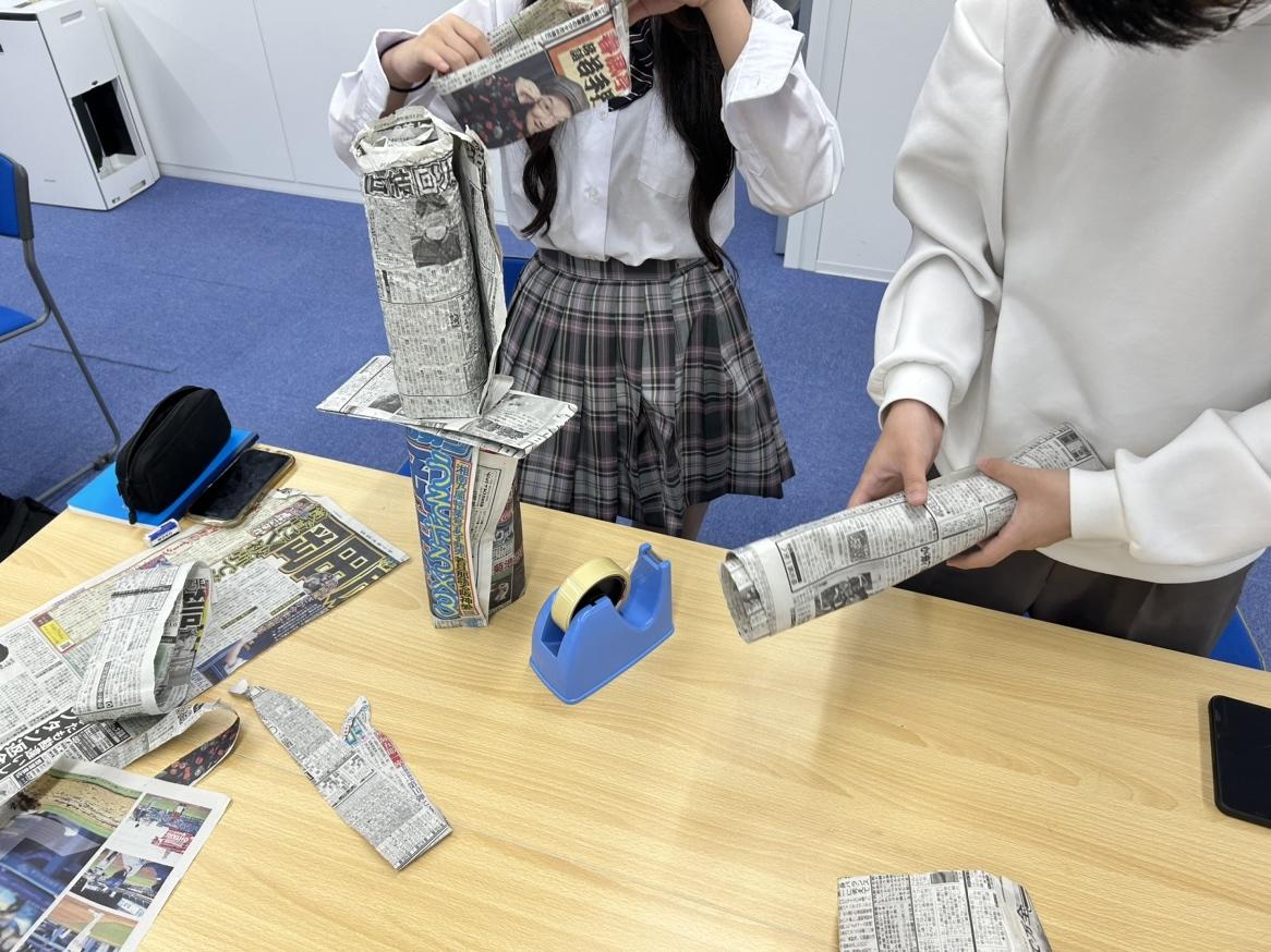 子ども・福祉コース】高齢者レクを体験！ そびえ立つ、新聞紙タワー