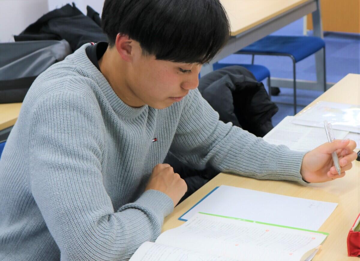 勉強している生徒