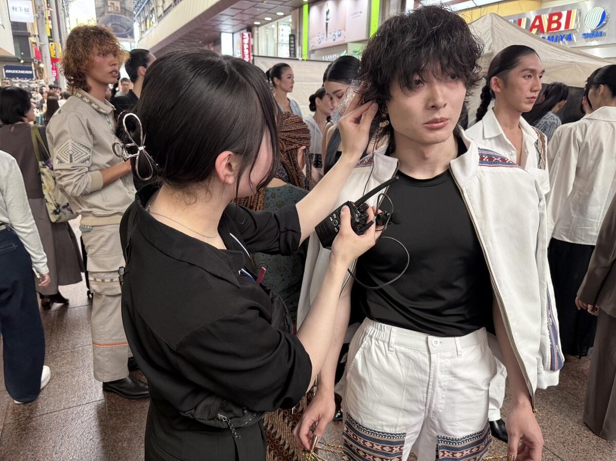 三宮センター街で開催されたファッションショーのボランティアとして参加させていただきました