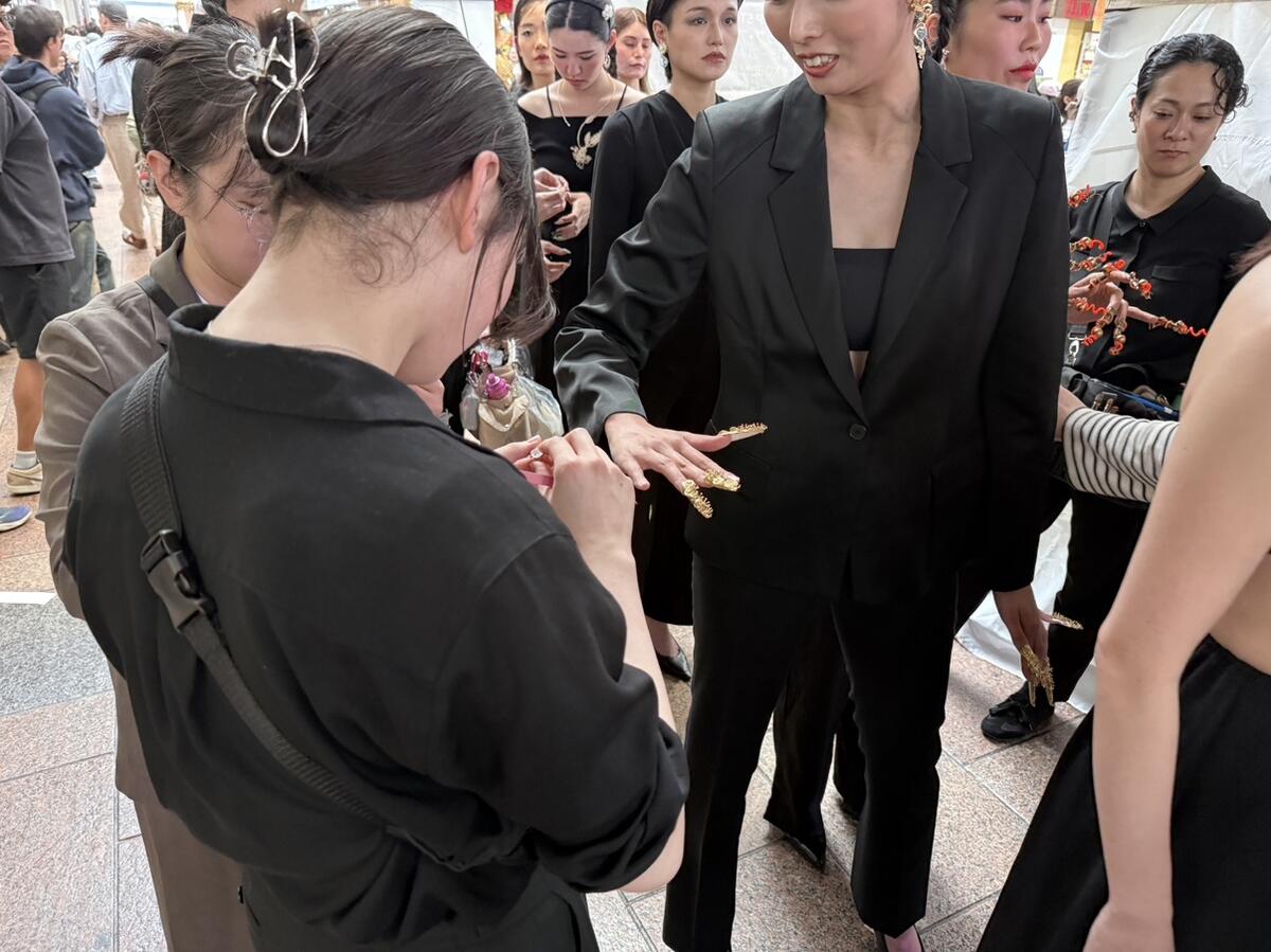 三宮センター街で開催されたファッションショーのボランティアとして参加させていただきました