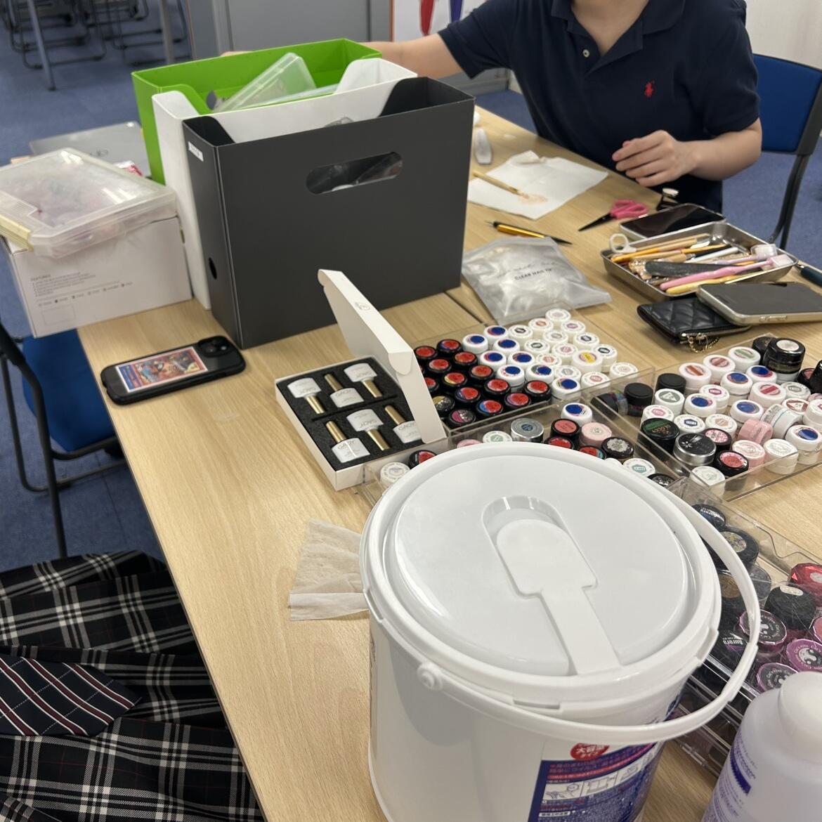 涼しい部屋でたくさんある道具をのんびり選びながら、みんなでネイルチップづくりをしています