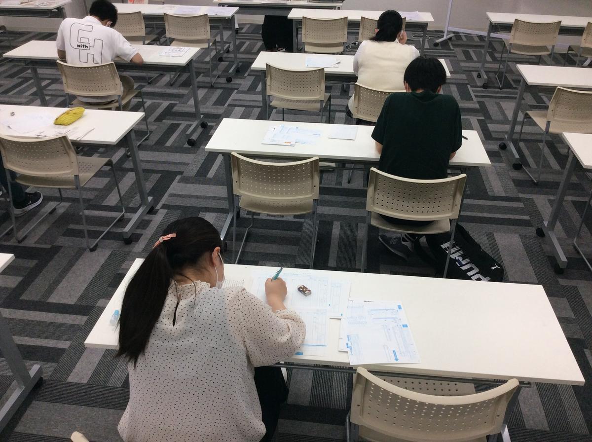 勉強する生徒