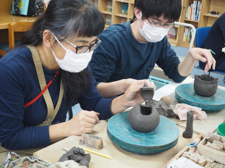 みらいの架け橋レッスン 陶芸の様子