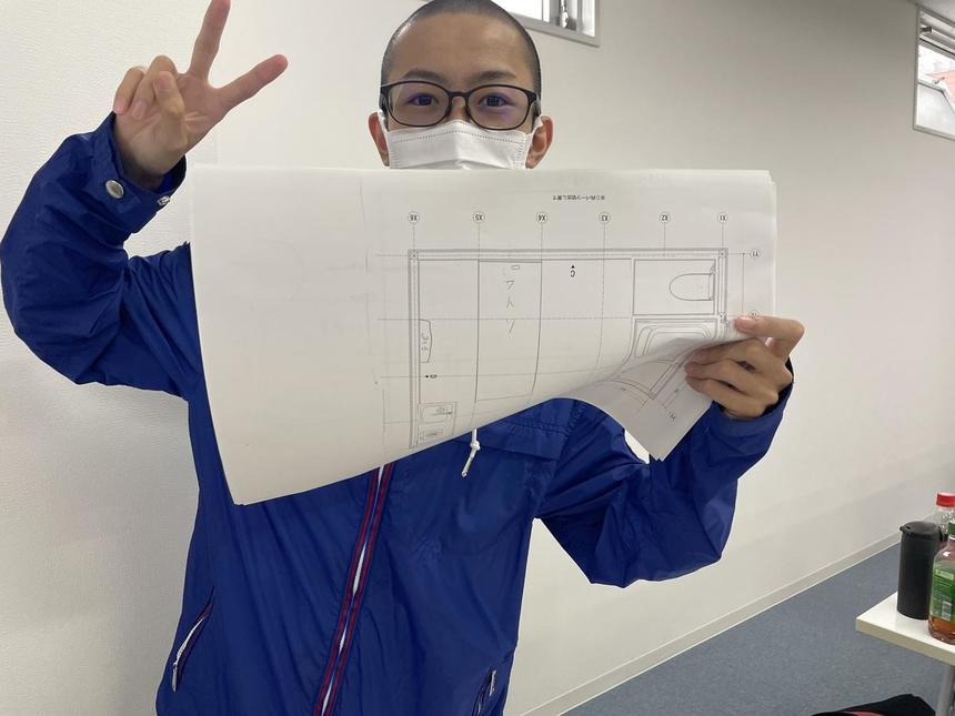 模型作成に挑戦している住環境デザインコースの生徒